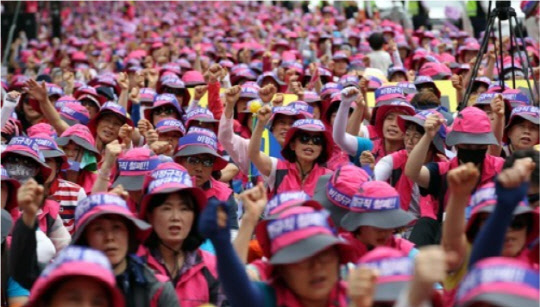 20일 오후 서울 청와대 인근에서 열린 전국학교비정규직노동자 2차 총파업 선포대회에서 참가자들이 구호를 외치고 있다. <연합뉴스>